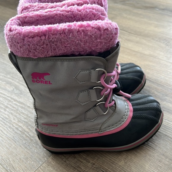 Girls SOREL waterproof snow boots Size 2 - Picture 2 of 4